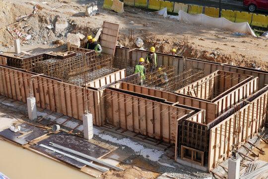 Madeirite resinado utilizado em fôrmas de concreto em obra da construção civil.